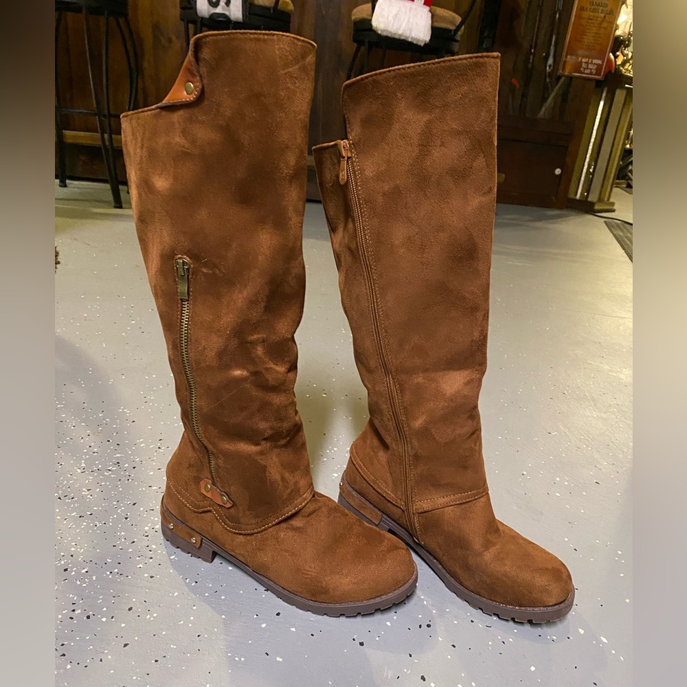 Boots. No size on boot, but I wear a 9 in boots.